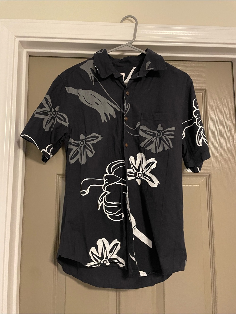 Men's Black Floral Short-Sleeve Button-Down Shirt